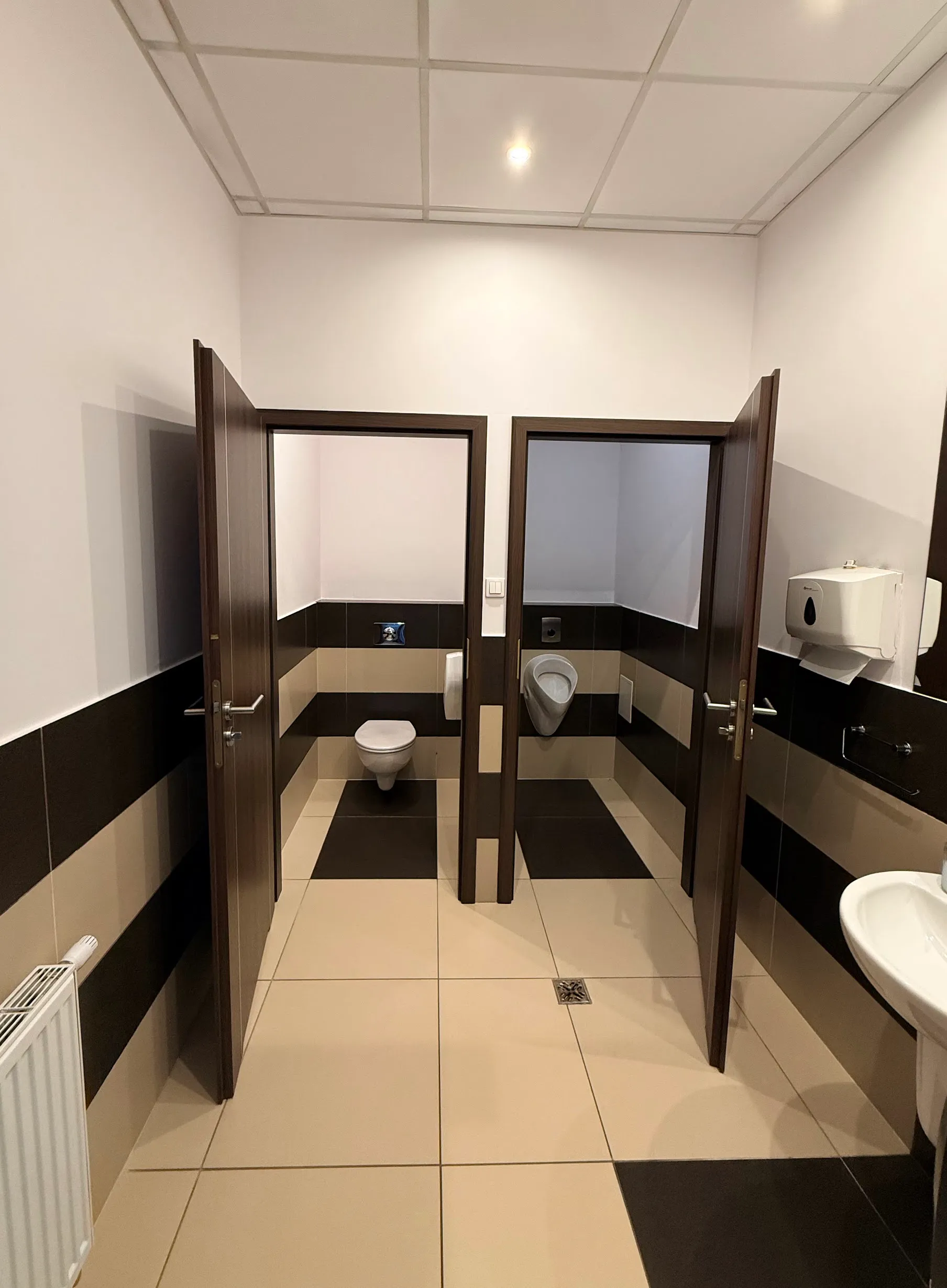 Zaplecze sanitarne w lokalu po stronie lewej